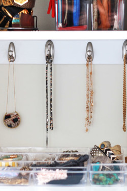 tips for organizing jewelry and accessories // perpetually chic